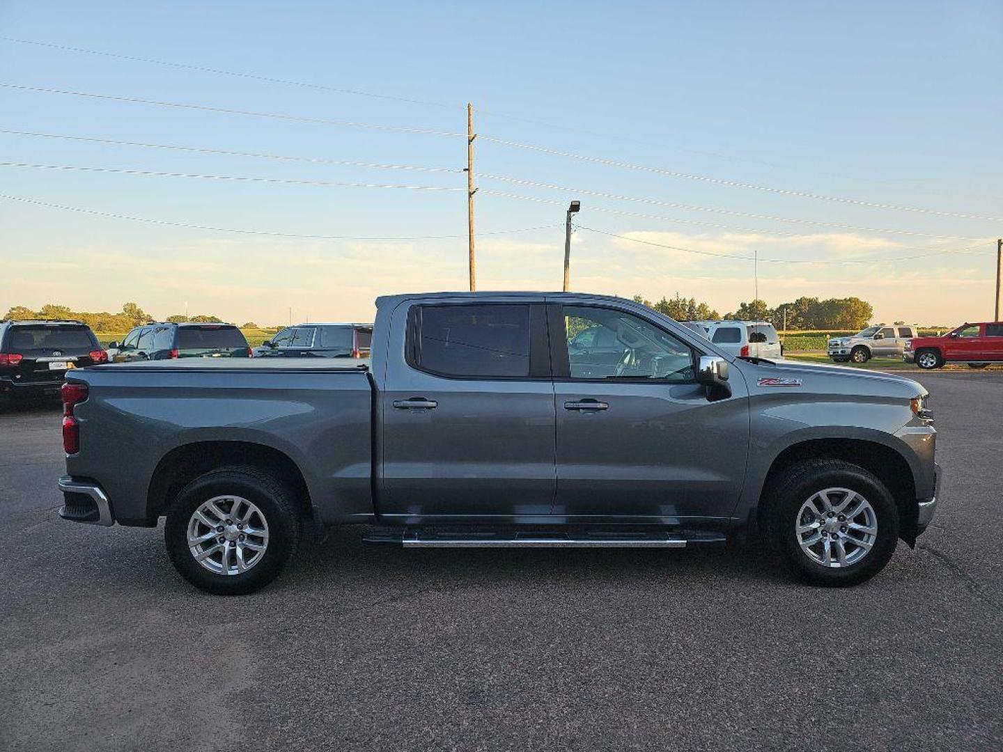 2020 GREY CHEVROLET SILVERADO 1500 LT (3GCUYDEDXLG) with an 5.3L engine, Automatic transmission, located at 495 Old Highway 20 West, South Sioux City, NE, 68776, (402) 494-2677, 42.458408, -96.443512 - Photo#4