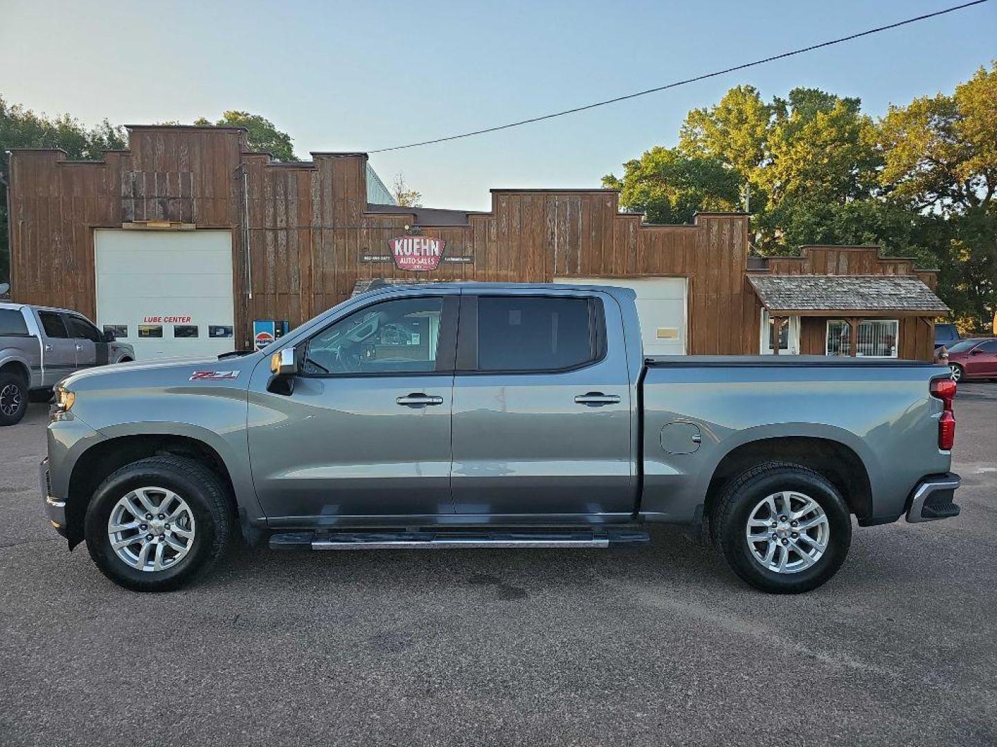 2020 GREY CHEVROLET SILVERADO 1500 LT (3GCUYDEDXLG) with an 5.3L engine, Automatic transmission, located at 495 Old Highway 20 West, South Sioux City, NE, 68776, (402) 494-2677, 42.458408, -96.443512 - Photo#1