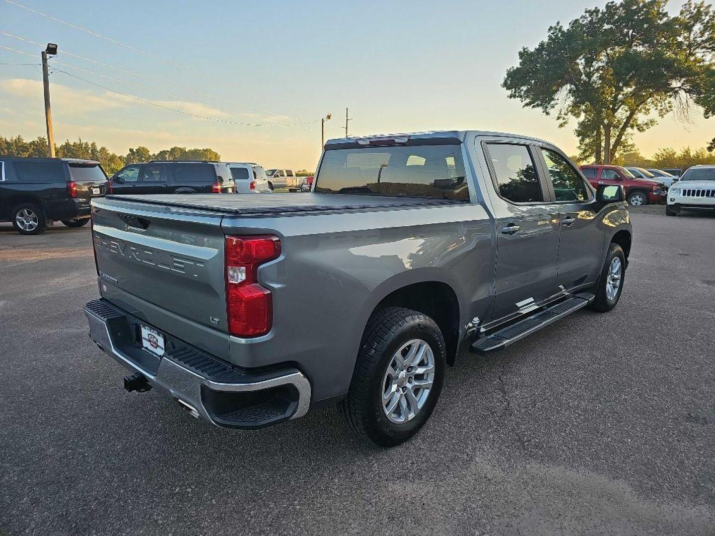 2020 GREY CHEVROLET SILVERADO 1500 LT (3GCUYDEDXLG) with an 5.3L engine, Automatic transmission, located at 495 Old Highway 20 West, South Sioux City, NE, 68776, (402) 494-2677, 42.458408, -96.443512 - Photo#3