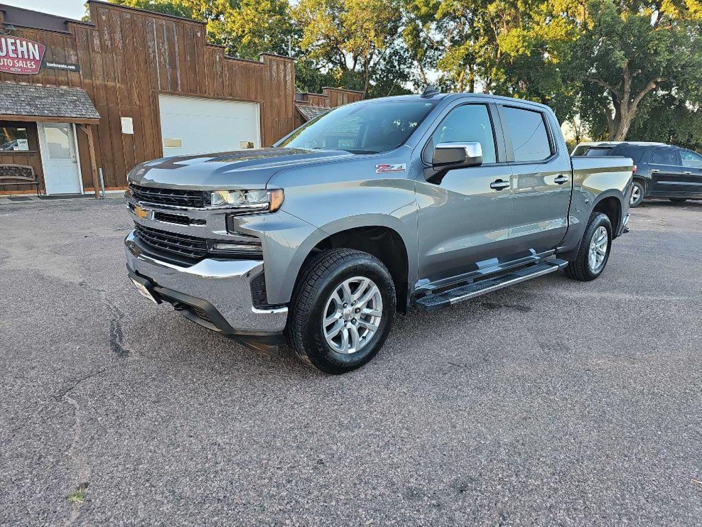 2020 GREY CHEVROLET SILVERADO 1500 LT (3GCUYDEDXLG) with an 5.3L engine, Automatic transmission, located at 495 Old Highway 20 West, South Sioux City, NE, 68776, (402) 494-2677, 42.458408, -96.443512 - Photo#0