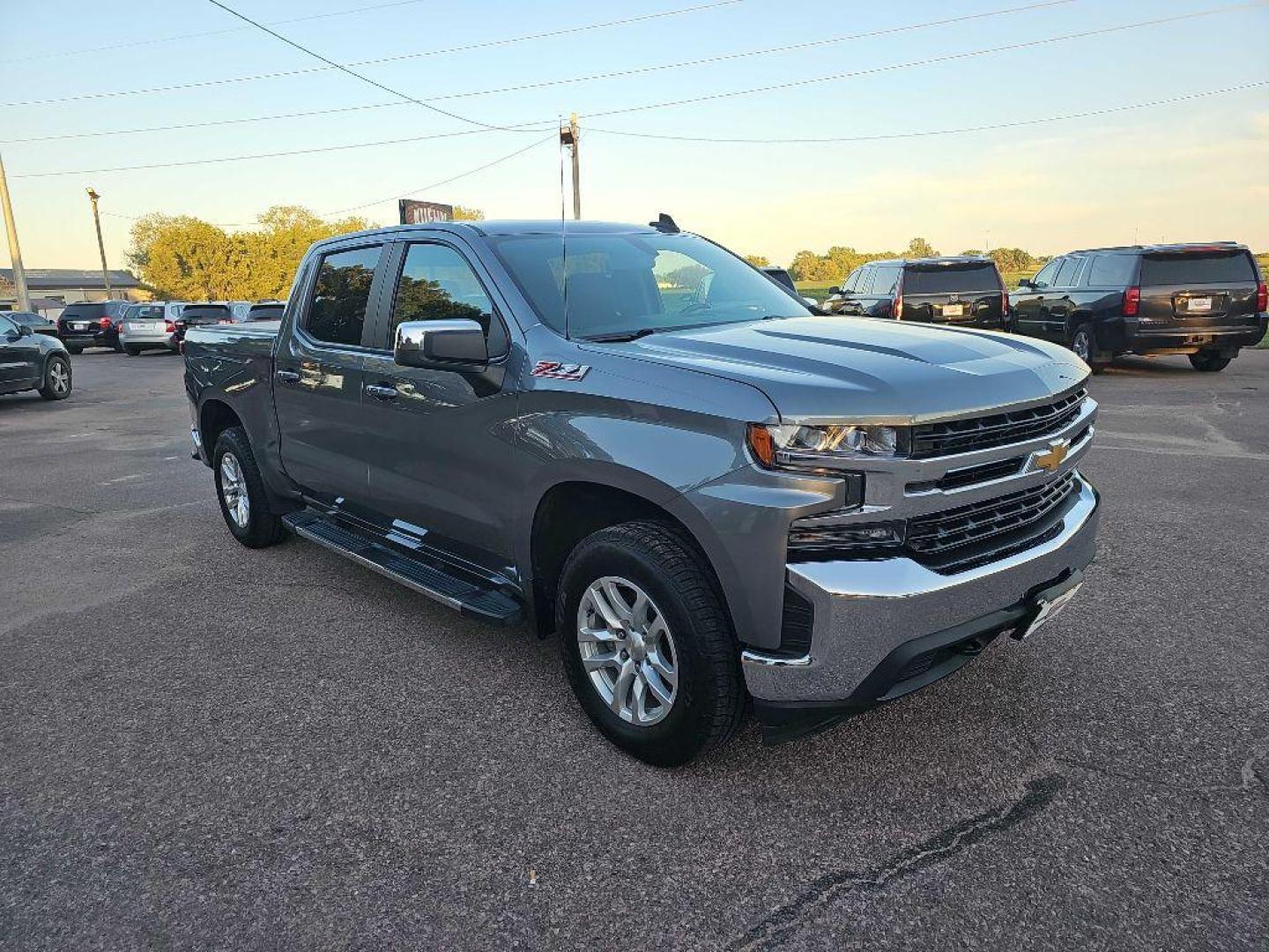 2020 GREY CHEVROLET SILVERADO 1500 LT (3GCUYDEDXLG) with an 5.3L engine, Automatic transmission, located at 495 Old Highway 20 West, South Sioux City, NE, 68776, (402) 494-2677, 42.458408, -96.443512 - Photo#5