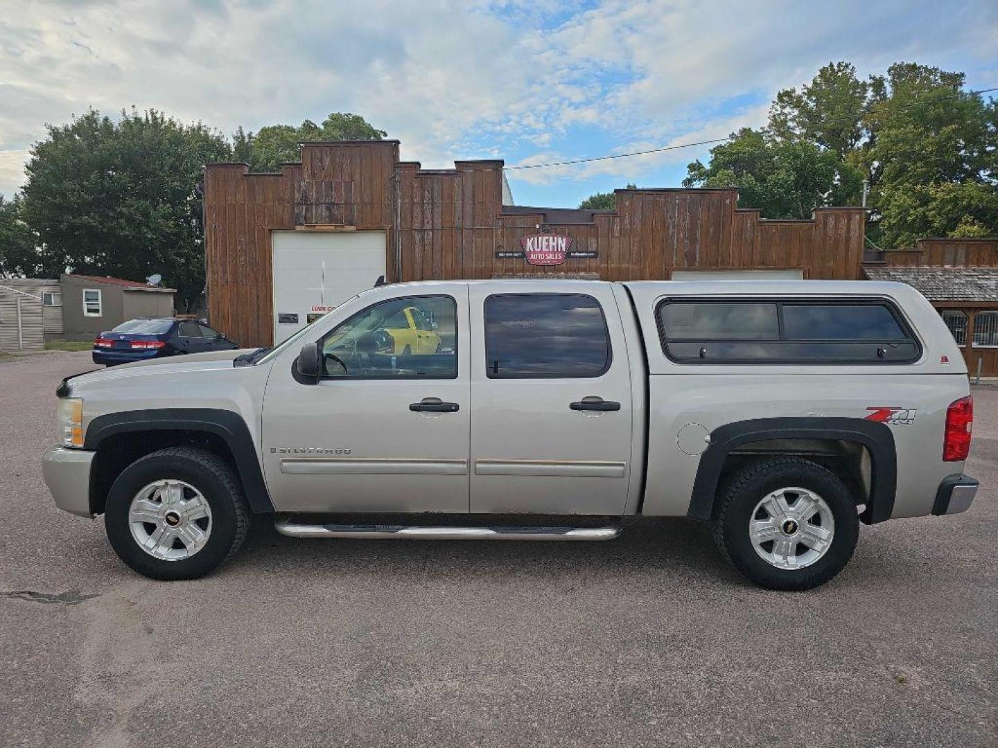 2009 SILVER CHEVROLET SILVERADO 1500 LT (3GCEK233X9G) with an 5.3L engine, Automatic transmission, located at 495 Old Highway 20 West, South Sioux City, NE, 68776, (402) 494-2677, 42.458408, -96.443512 - Photo#1