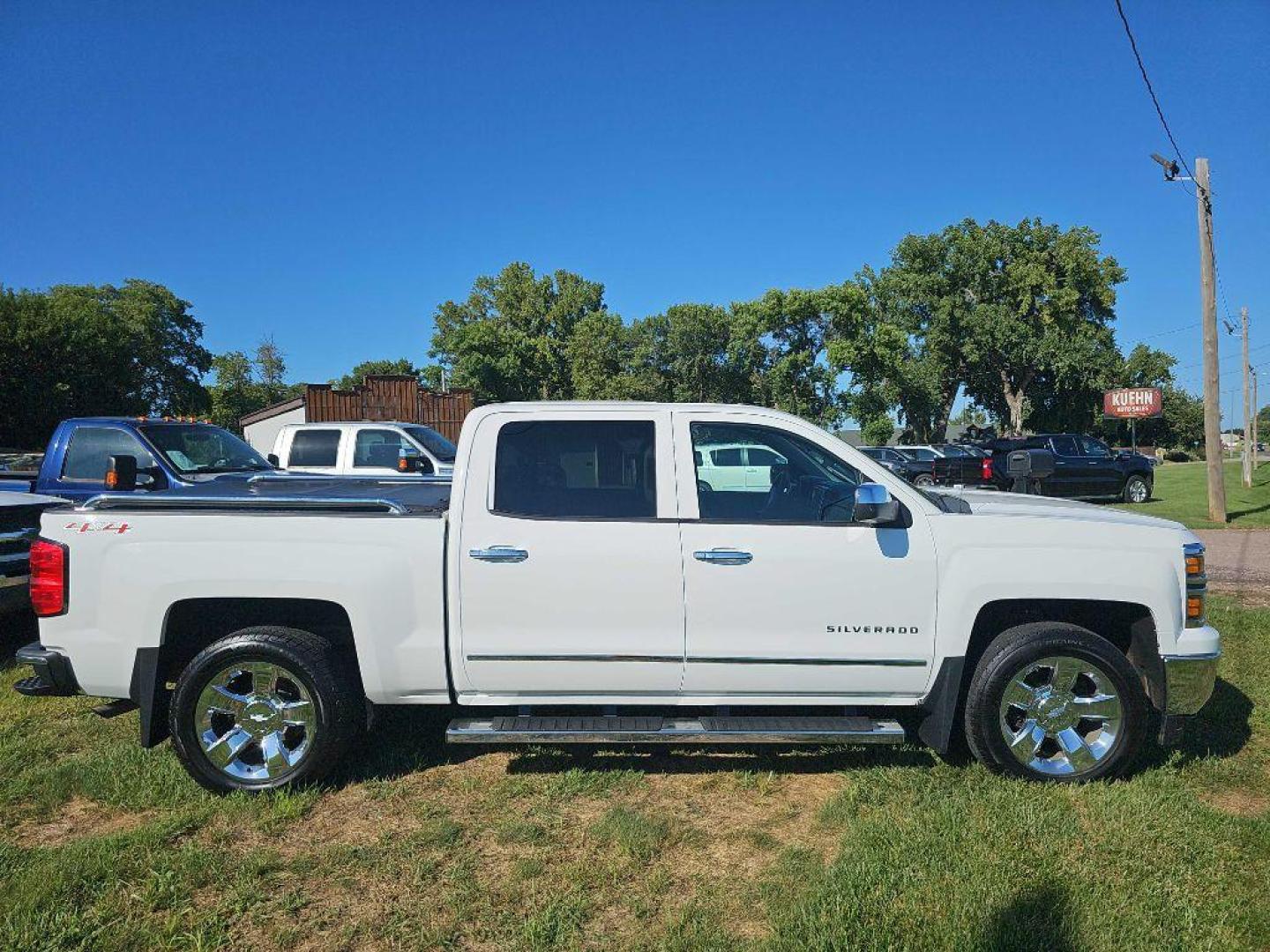 2014 WHITE CHEVROLET SILVERADO 1500 LTZ (3GCUKSEC6EG) with an 5.3L engine, Automatic transmission, located at 495 Old Highway 20 West, South Sioux City, NE, 68776, (402) 494-2677, 42.458408, -96.443512 - Photo#4