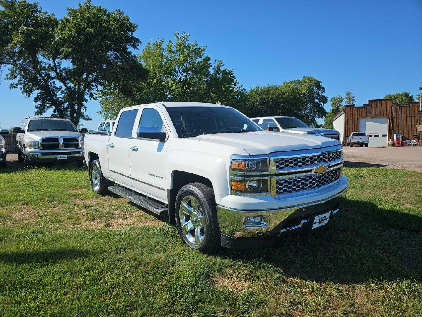 2014 WHITE CHEVROLET SILVERADO 1500 LTZ (3GCUKSEC6EG) with an 5.3L engine, Automatic transmission, located at 495 Old Highway 20 West, South Sioux City, NE, 68776, (402) 494-2677, 42.458408, -96.443512 - Photo#5