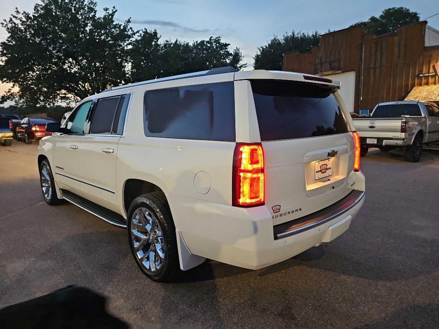 2018 WHITE CHEVROLET SUBURBAN 1500 PREMIER (1GNSKJKC9JR) with an 5.3L engine, Automatic transmission, located at 495 Old Highway 20 West, South Sioux City, NE, 68776, (402) 494-2677, 42.458408, -96.443512 - Photo#2