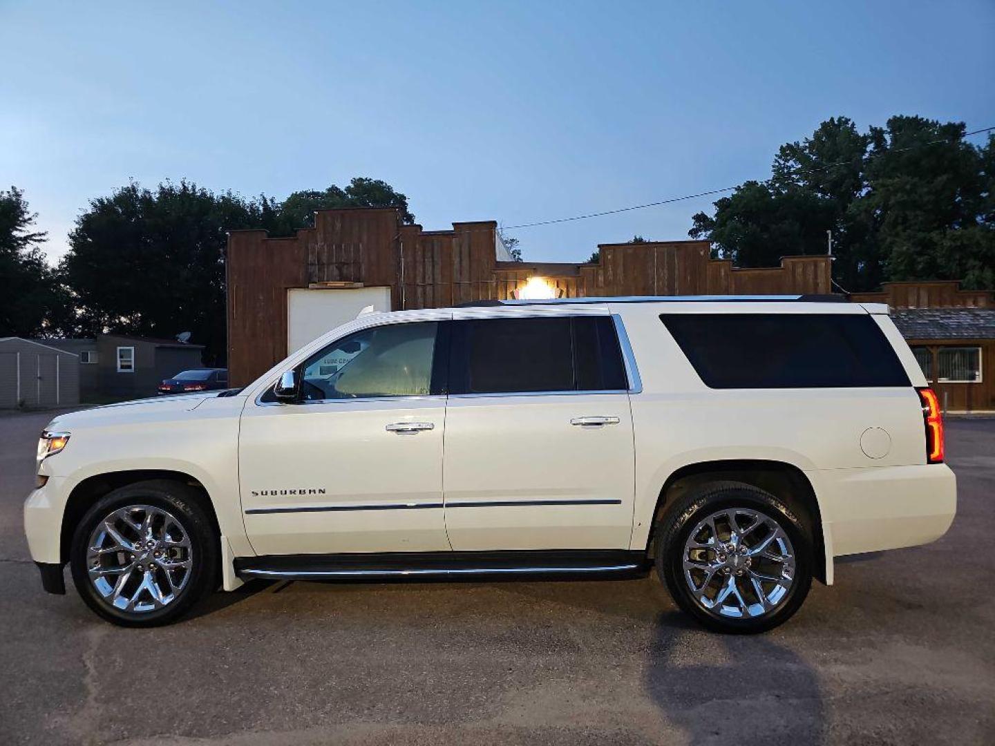 2018 WHITE CHEVROLET SUBURBAN 1500 PREMIER (1GNSKJKC9JR) with an 5.3L engine, Automatic transmission, located at 495 Old Highway 20 West, South Sioux City, NE, 68776, (402) 494-2677, 42.458408, -96.443512 - Photo#1