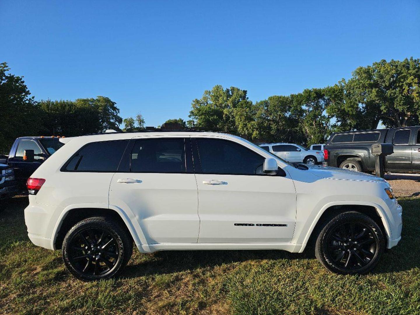 2017 WHITE JEEP GRAND CHEROKEE LAREDO (1C4RJFAG6HC) with an 3.6L engine, Automatic transmission, located at 495 Old Highway 20 West, South Sioux City, NE, 68776, (402) 494-2677, 42.458408, -96.443512 - Photo#0