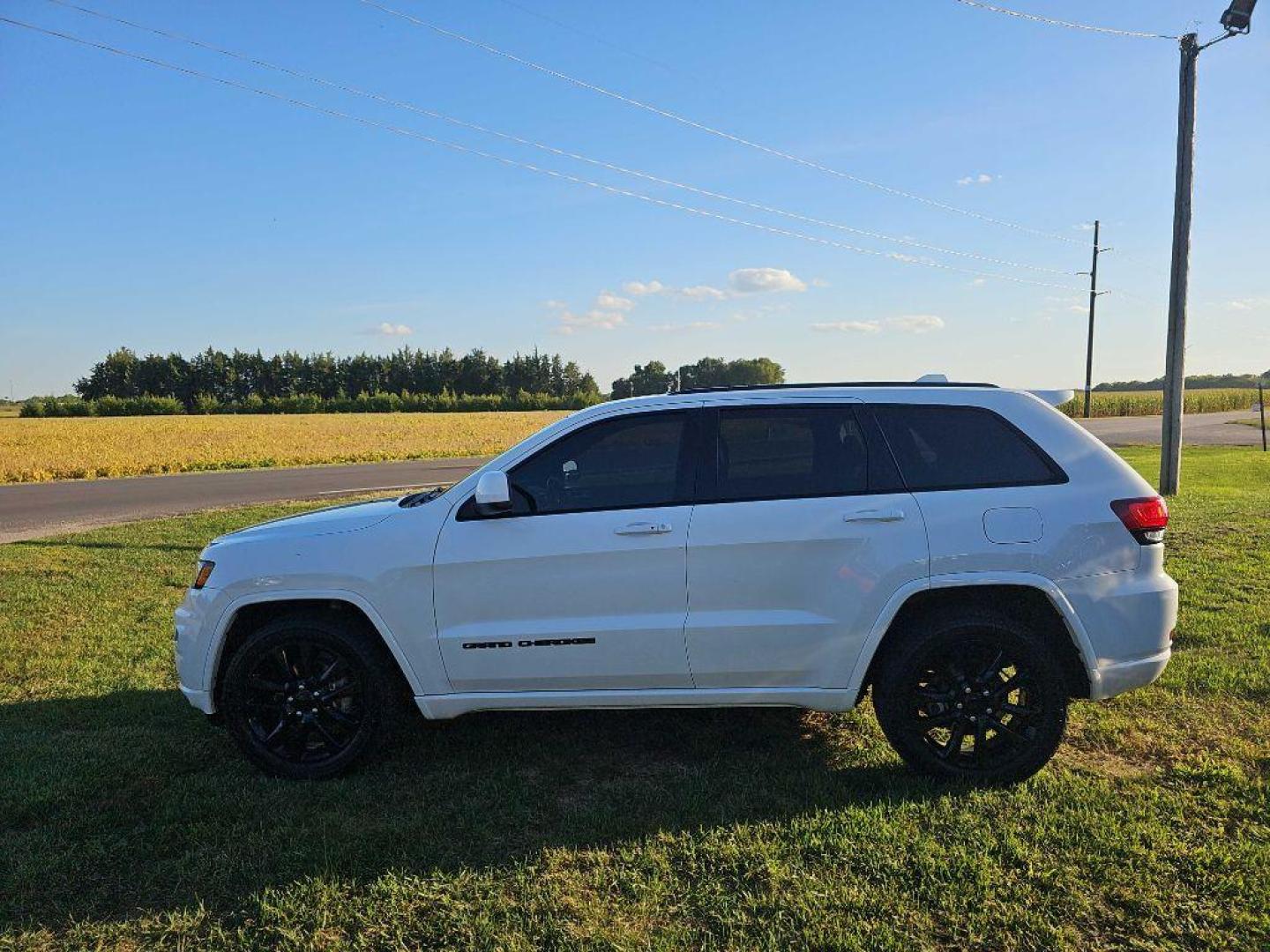 2017 WHITE JEEP GRAND CHEROKEE LAREDO (1C4RJFAG6HC) with an 3.6L engine, Automatic transmission, located at 495 Old Highway 20 West, South Sioux City, NE, 68776, (402) 494-2677, 42.458408, -96.443512 - Photo#11