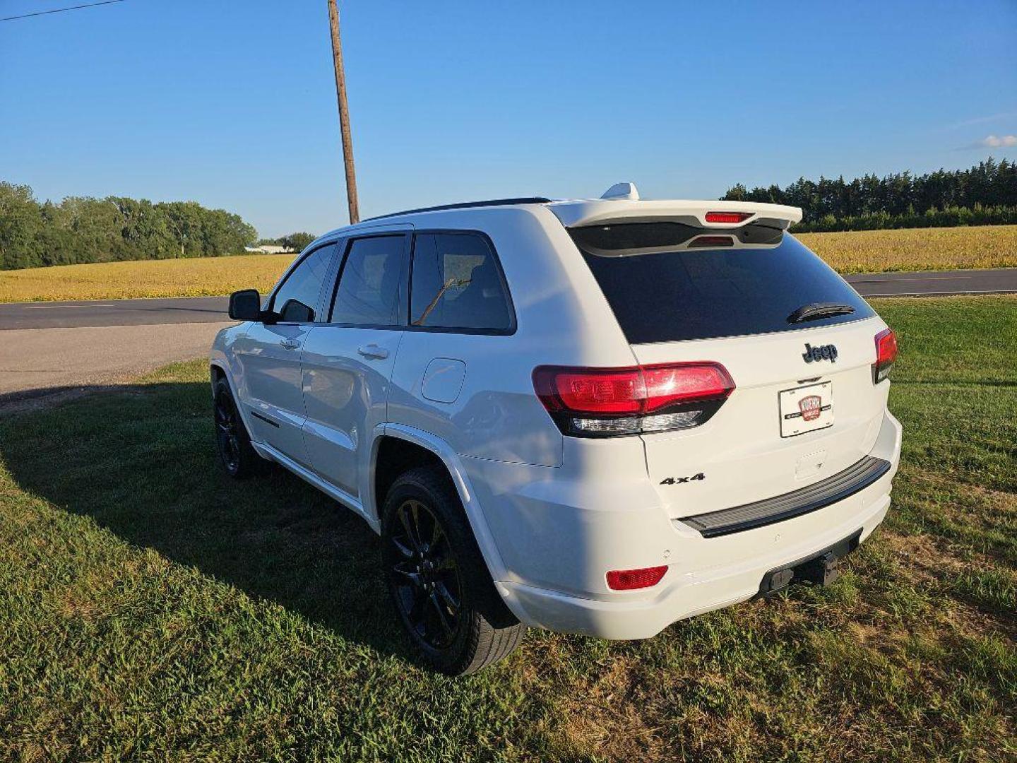 2017 WHITE JEEP GRAND CHEROKEE LAREDO (1C4RJFAG6HC) with an 3.6L engine, Automatic transmission, located at 495 Old Highway 20 West, South Sioux City, NE, 68776, (402) 494-2677, 42.458408, -96.443512 - Photo#15