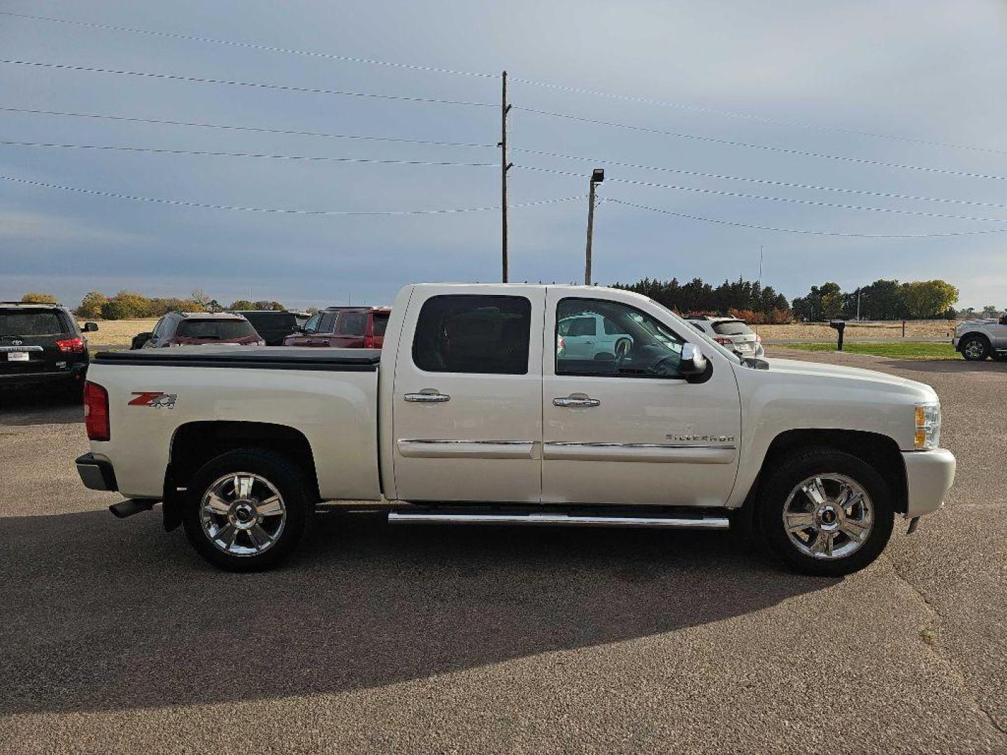 2012 WHITE CHEVROLET SILVERADO 1500 LTZ (3GCPKTE7XCG) with an 5.3L engine, Automatic transmission, located at 495 Old Highway 20 West, South Sioux City, NE, 68776, (402) 494-2677, 42.458408, -96.443512 - Photo#4