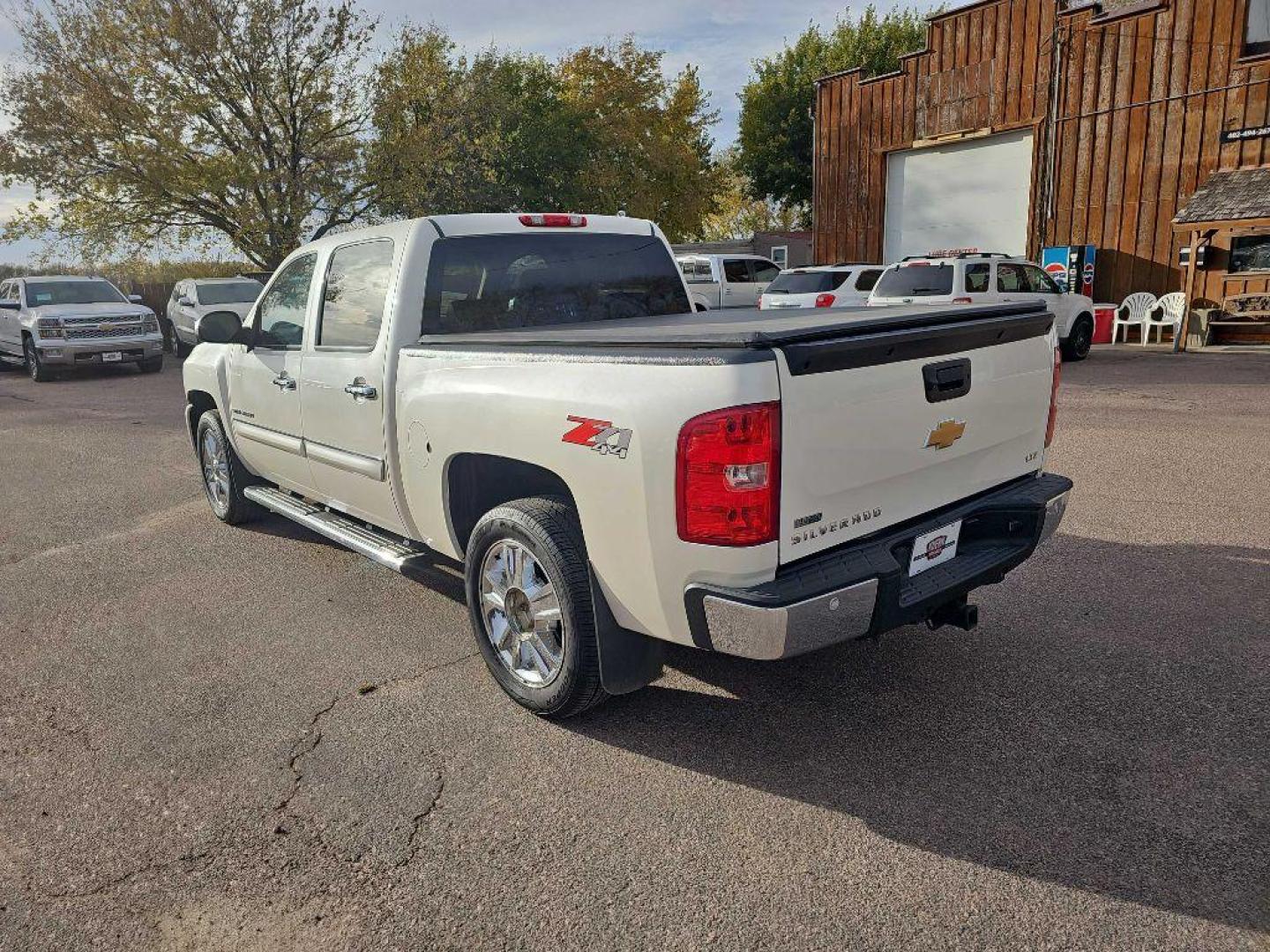 2012 WHITE CHEVROLET SILVERADO 1500 LTZ (3GCPKTE7XCG) with an 5.3L engine, Automatic transmission, located at 495 Old Highway 20 West, South Sioux City, NE, 68776, (402) 494-2677, 42.458408, -96.443512 - Photo#2