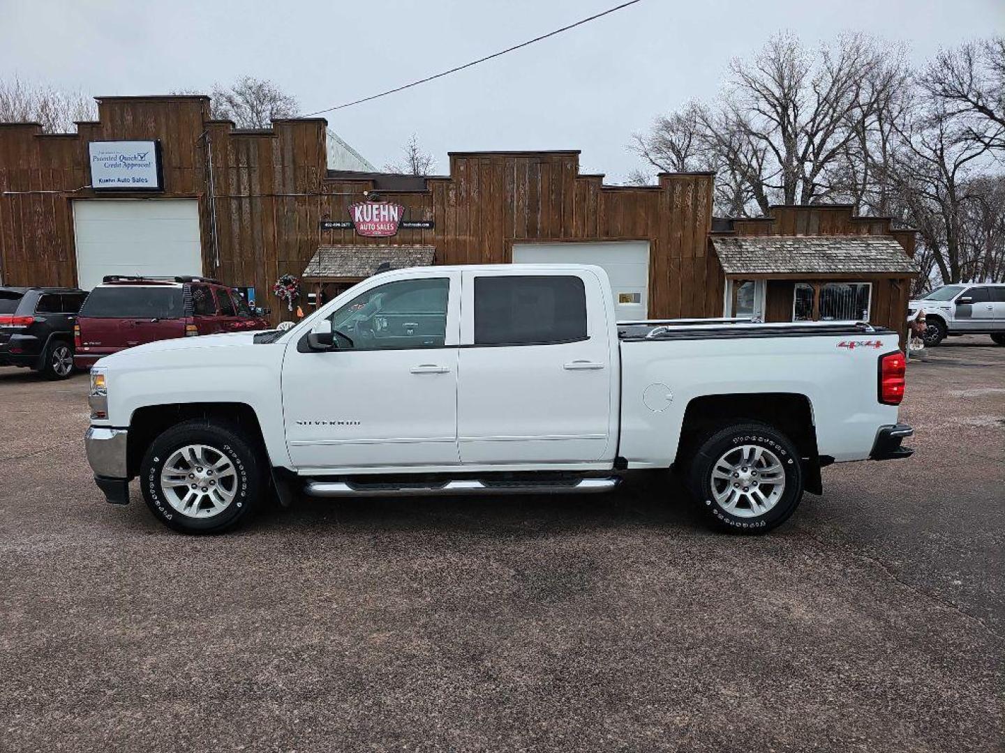 2017 WHITE CHEVROLET SILVERADO 1500 LT (3GCUKREC9HG) with an 5.3L engine, Automatic transmission, located at 495 Old Highway 20 West, South Sioux City, NE, 68776, (402) 494-2677, 42.458408, -96.443512 - Photo#1