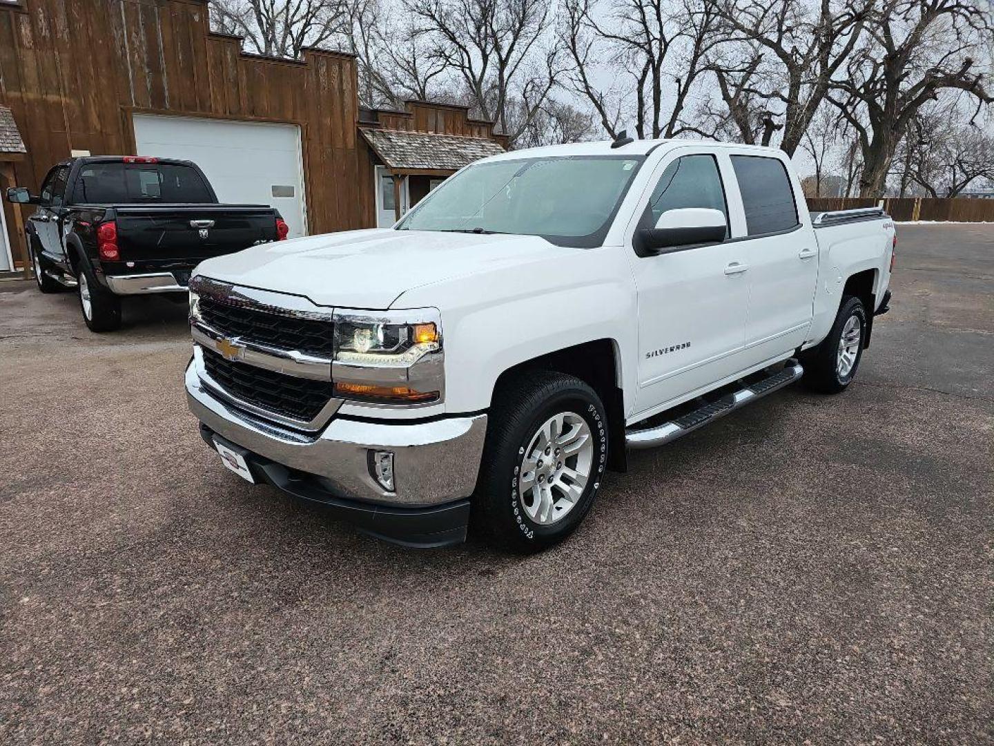 2017 WHITE CHEVROLET SILVERADO 1500 LT (3GCUKREC9HG) with an 5.3L engine, Automatic transmission, located at 495 Old Highway 20 West, South Sioux City, NE, 68776, (402) 494-2677, 42.458408, -96.443512 - Photo#0