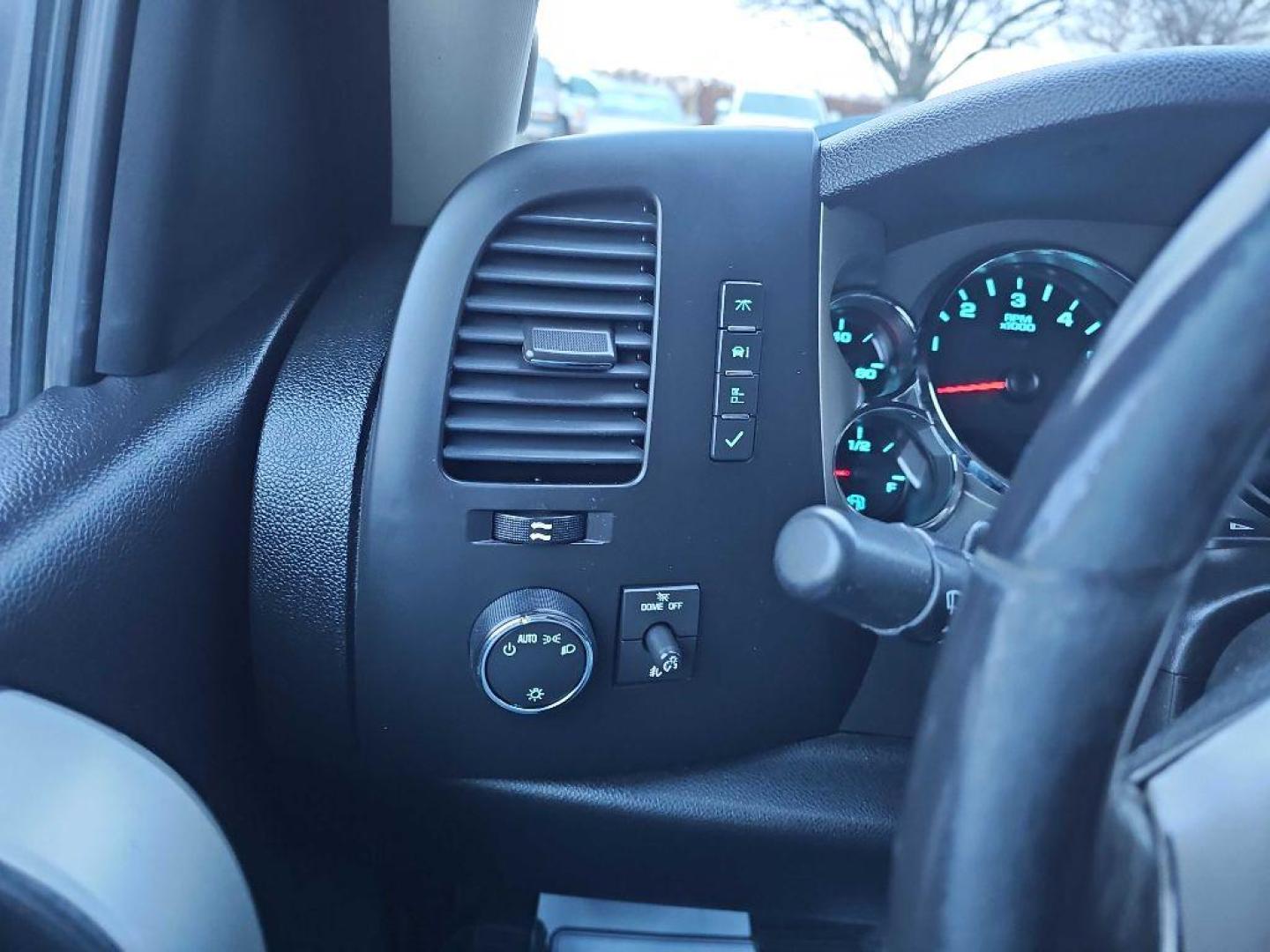 2010 WHITE CHEVROLET SILVERADO 1500 LT (3GCRKSE3XAG) with an 5.3L engine, Automatic transmission, located at 495 Old Highway 20 West, South Sioux City, NE, 68776, (402) 494-2677, 42.458408, -96.443512 - Photo#9