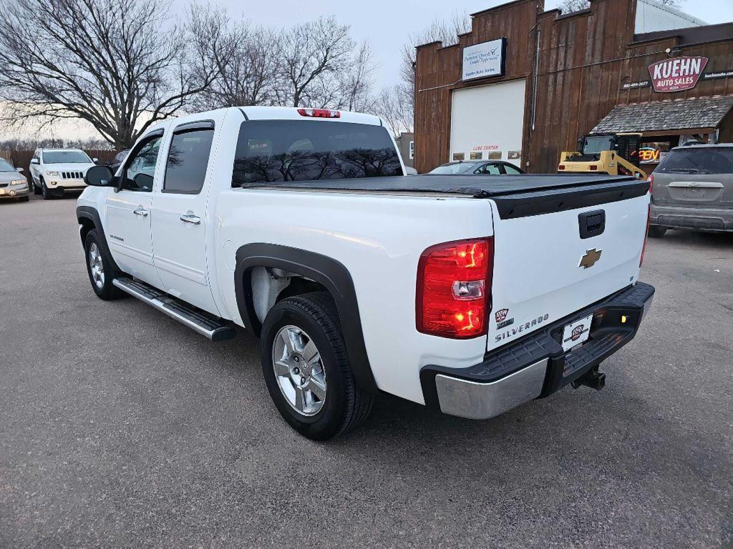 2010 WHITE CHEVROLET SILVERADO 1500 LT (3GCRKSE3XAG) with an 5.3L engine, Automatic transmission, located at 495 Old Highway 20 West, South Sioux City, NE, 68776, (402) 494-2677, 42.458408, -96.443512 - Photo#12