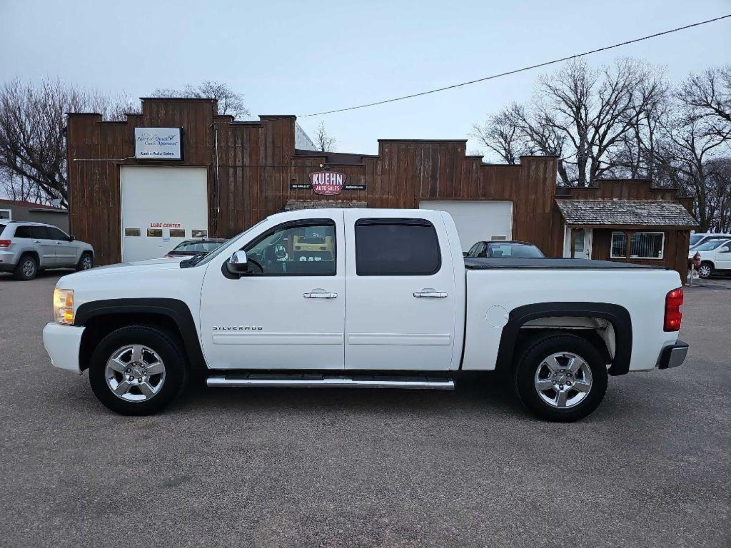 2010 WHITE CHEVROLET SILVERADO 1500 LT (3GCRKSE3XAG) with an 5.3L engine, Automatic transmission, located at 495 Old Highway 20 West, South Sioux City, NE, 68776, (402) 494-2677, 42.458408, -96.443512 - Photo#3