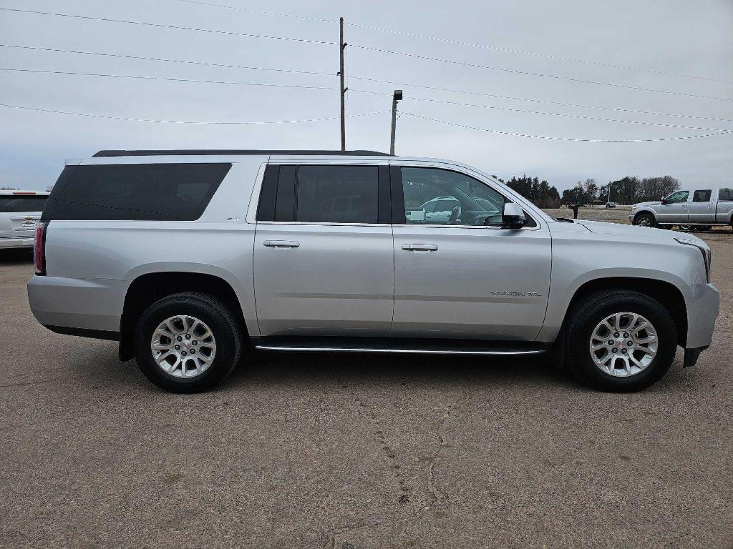 2017 SILVER GMC YUKON XL 1500 SLT (1GKS2GKC0HR) with an 5.3L engine, Automatic transmission, located at 495 Old Highway 20 West, South Sioux City, NE, 68776, (402) 494-2677, 42.458408, -96.443512 - Photo#24