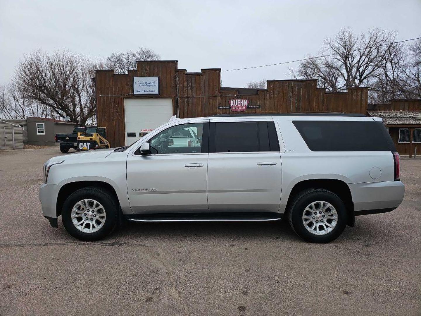 2017 SILVER GMC YUKON XL 1500 SLT (1GKS2GKC0HR) with an 5.3L engine, Automatic transmission, located at 495 Old Highway 20 West, South Sioux City, NE, 68776, (402) 494-2677, 42.458408, -96.443512 - Photo#2