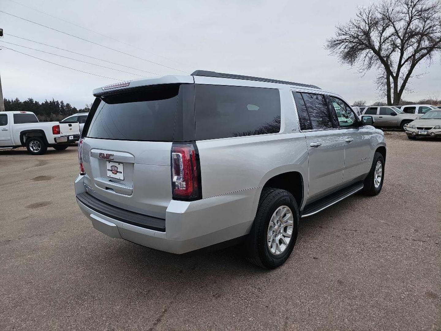 2017 SILVER GMC YUKON XL 1500 SLT (1GKS2GKC0HR) with an 5.3L engine, Automatic transmission, located at 495 Old Highway 20 West, South Sioux City, NE, 68776, (402) 494-2677, 42.458408, -96.443512 - Photo#28