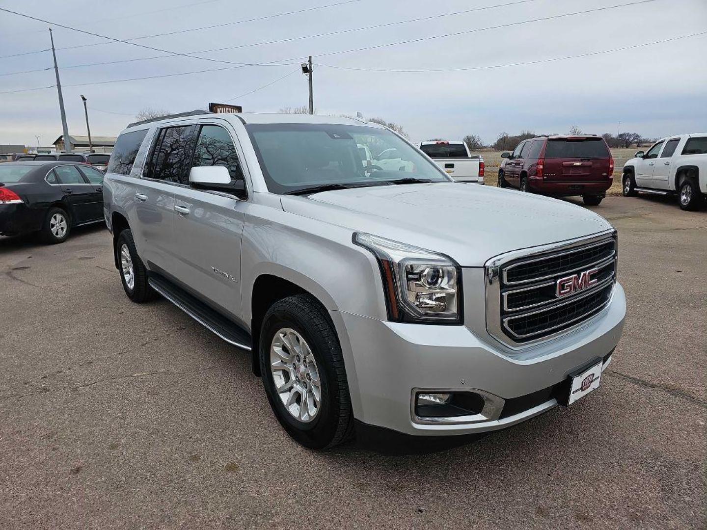 2017 SILVER GMC YUKON XL 1500 SLT (1GKS2GKC0HR) with an 5.3L engine, Automatic transmission, located at 495 Old Highway 20 West, South Sioux City, NE, 68776, (402) 494-2677, 42.458408, -96.443512 - Photo#33