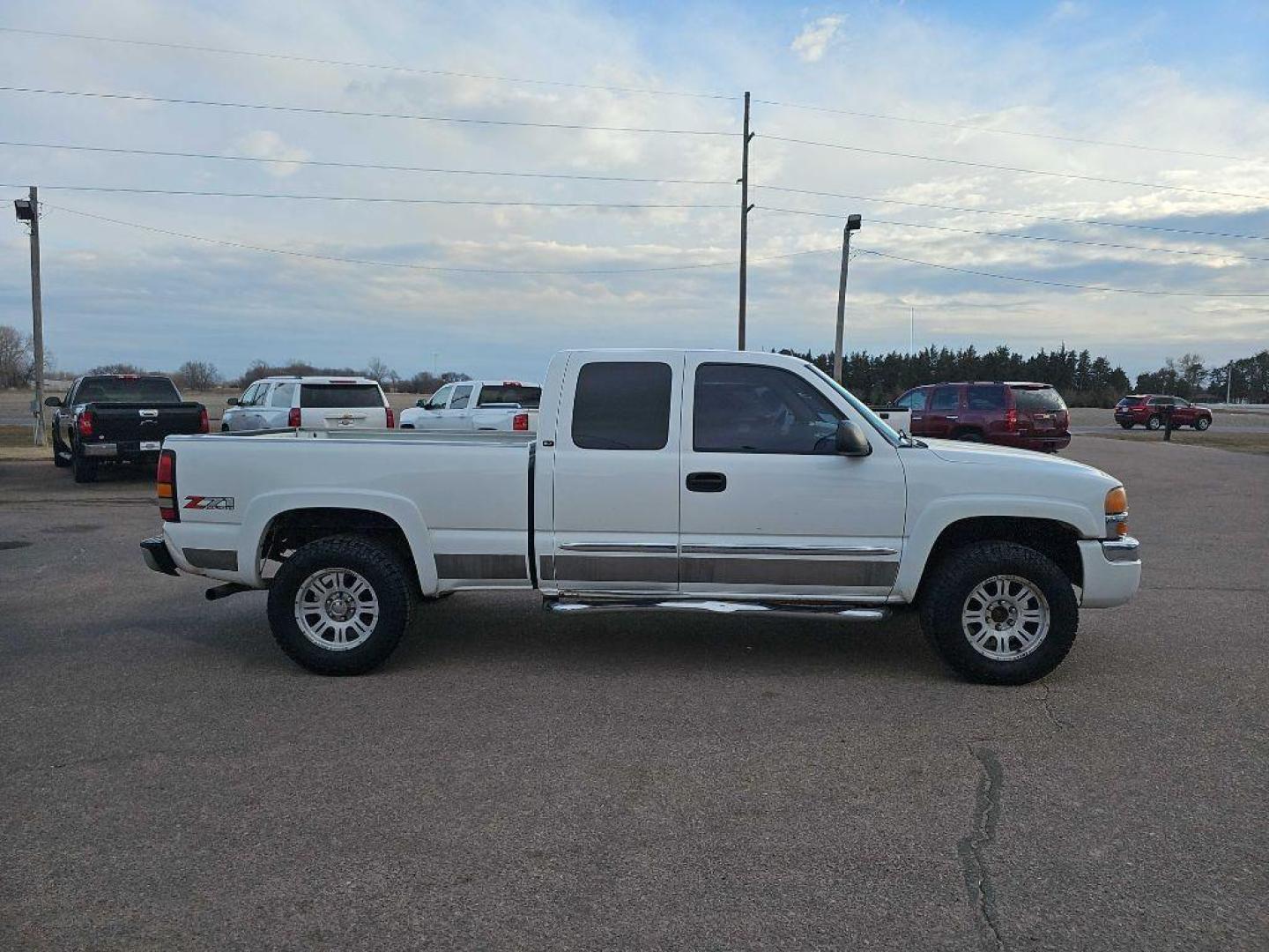 2004 WHITE GMC NEW SIERRA 1500 (1GTEK19T14Z) with an 5.3L engine, Automatic transmission, located at 495 Old Highway 20 West, South Sioux City, NE, 68776, (402) 494-2677, 42.458408, -96.443512 - Photo#4