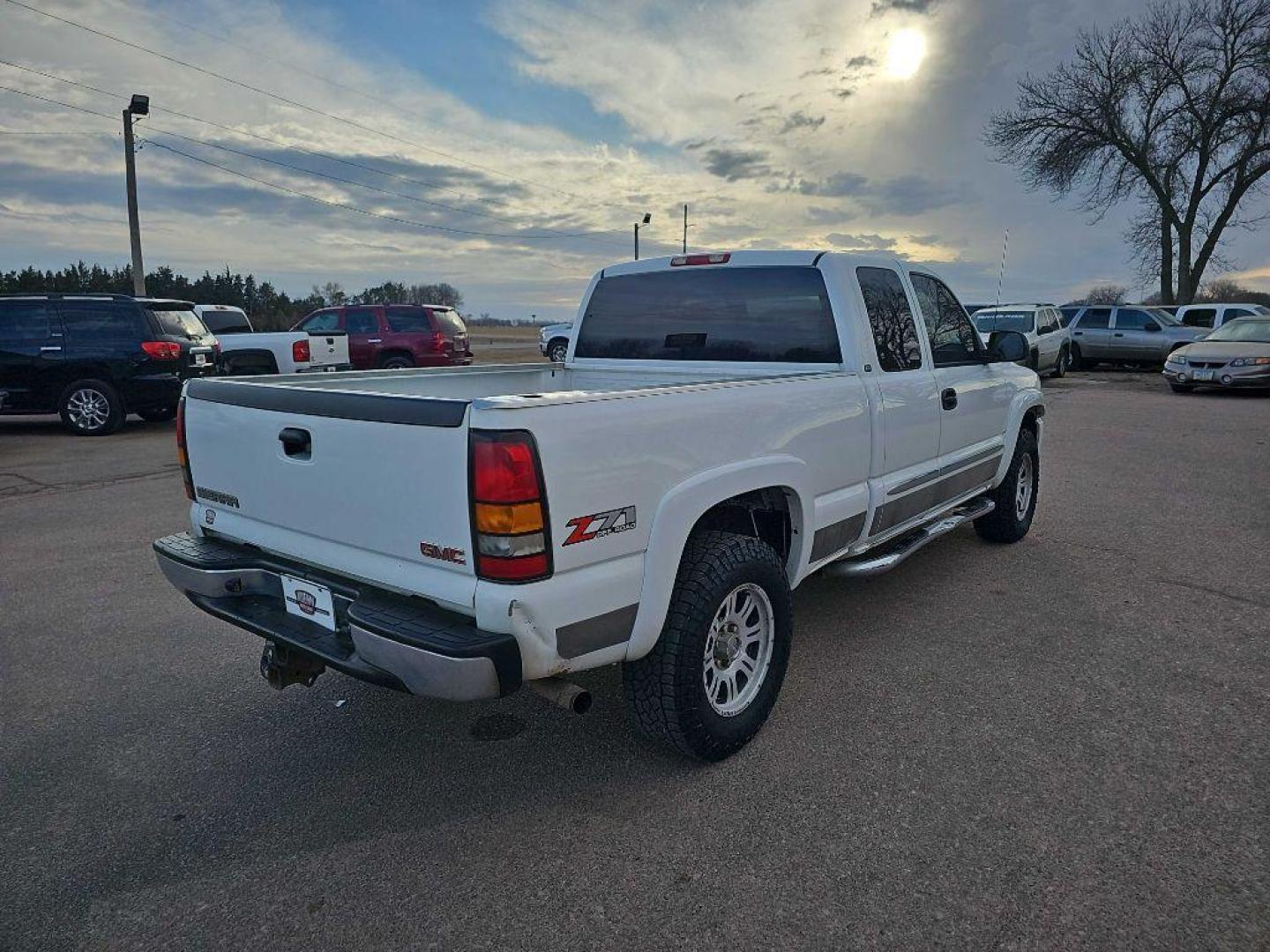 2004 WHITE GMC NEW SIERRA 1500 (1GTEK19T14Z) with an 5.3L engine, Automatic transmission, located at 495 Old Highway 20 West, South Sioux City, NE, 68776, (402) 494-2677, 42.458408, -96.443512 - Photo#3