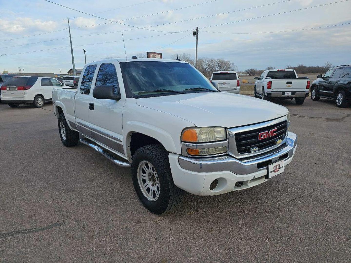 2004 WHITE GMC NEW SIERRA 1500 (1GTEK19T14Z) with an 5.3L engine, Automatic transmission, located at 495 Old Highway 20 West, South Sioux City, NE, 68776, (402) 494-2677, 42.458408, -96.443512 - Photo#5