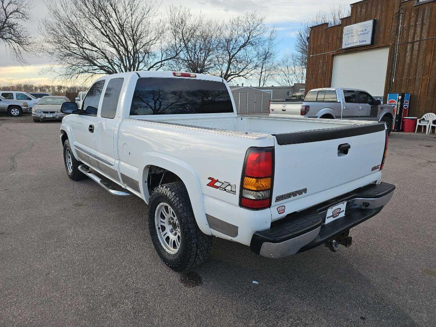 2004 WHITE GMC NEW SIERRA 1500 (1GTEK19T14Z) with an 5.3L engine, Automatic transmission, located at 495 Old Highway 20 West, South Sioux City, NE, 68776, (402) 494-2677, 42.458408, -96.443512 - Photo#2