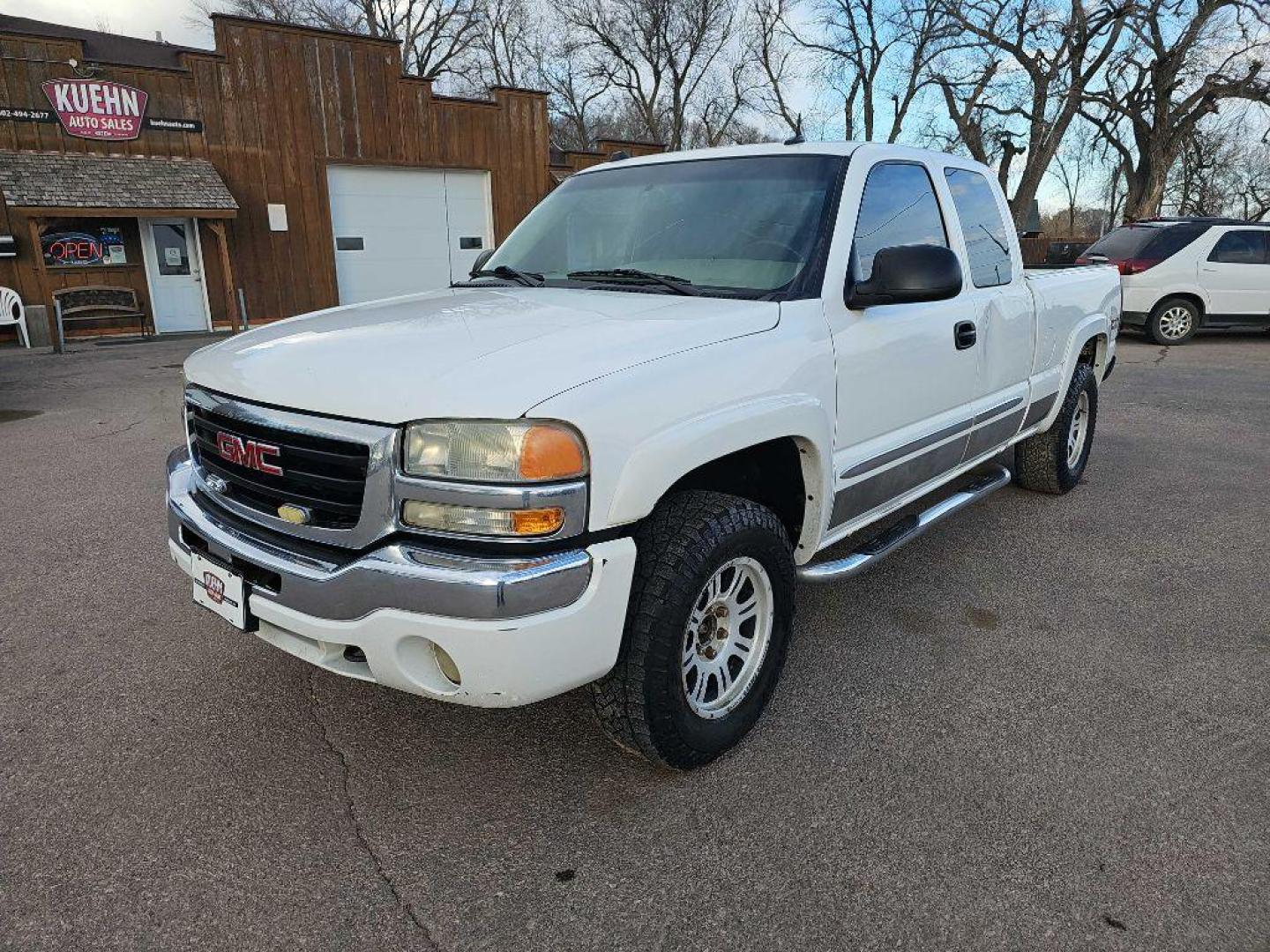 2004 WHITE GMC NEW SIERRA 1500 (1GTEK19T14Z) with an 5.3L engine, Automatic transmission, located at 495 Old Highway 20 West, South Sioux City, NE, 68776, (402) 494-2677, 42.458408, -96.443512 - Photo#0