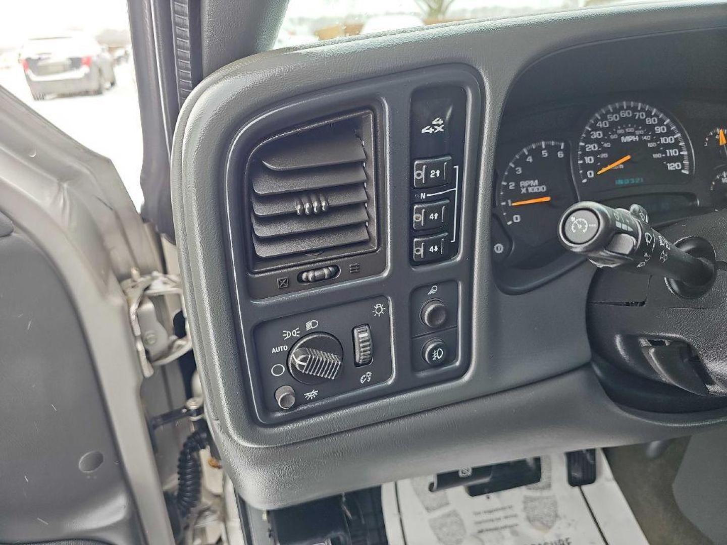 2005 SILVER CHEVROLET SILVERADO 2500 HEAVY DUTY (1GCHK23U65F) with an 6.0L engine, Automatic transmission, located at 495 Old Highway 20 West, South Sioux City, NE, 68776, (402) 494-2677, 42.458408, -96.443512 - Photo#10