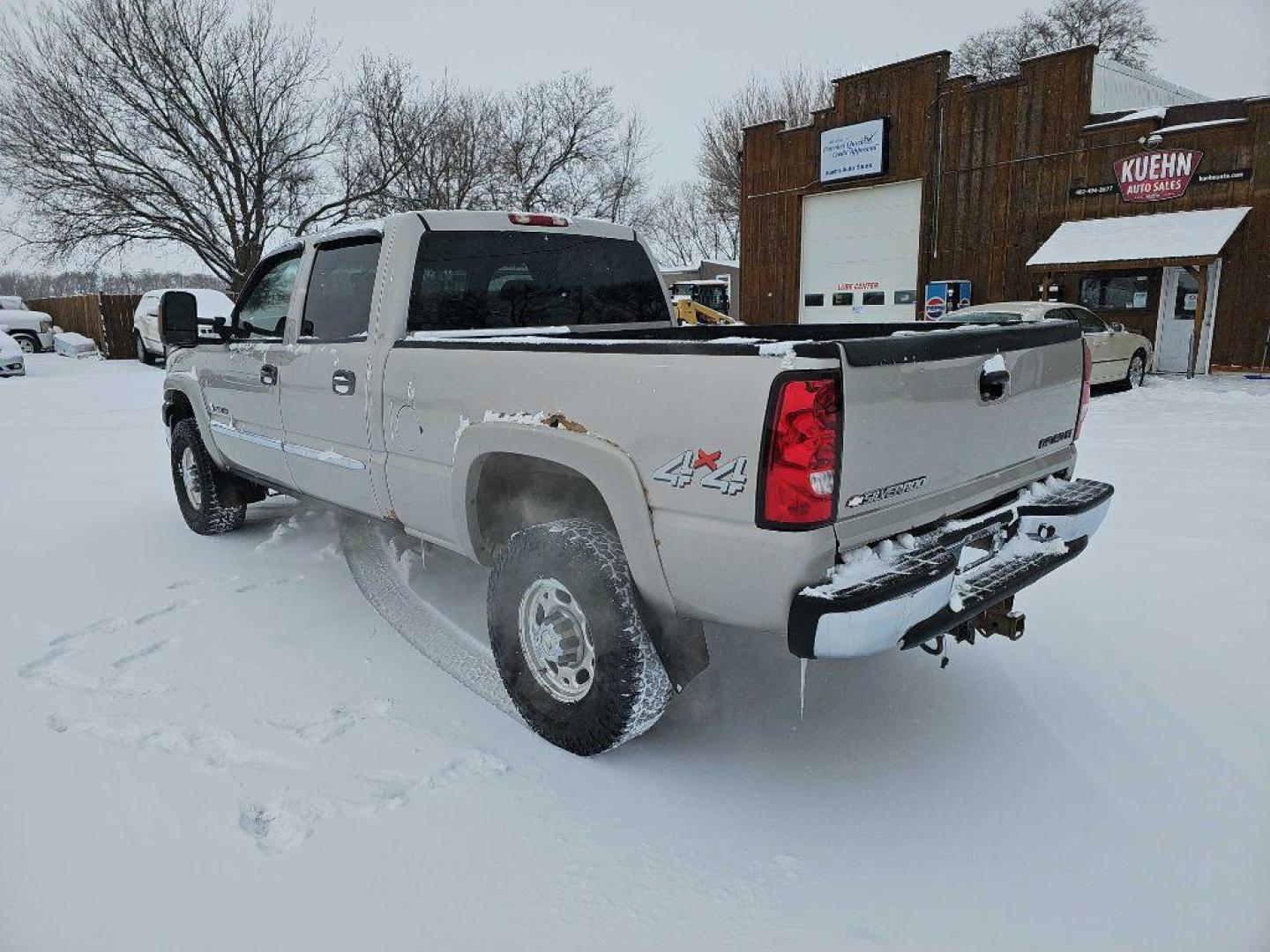 2005 SILVER CHEVROLET SILVERADO 2500 HEAVY DUTY (1GCHK23U65F) with an 6.0L engine, Automatic transmission, located at 495 Old Highway 20 West, South Sioux City, NE, 68776, (402) 494-2677, 42.458408, -96.443512 - Photo#2