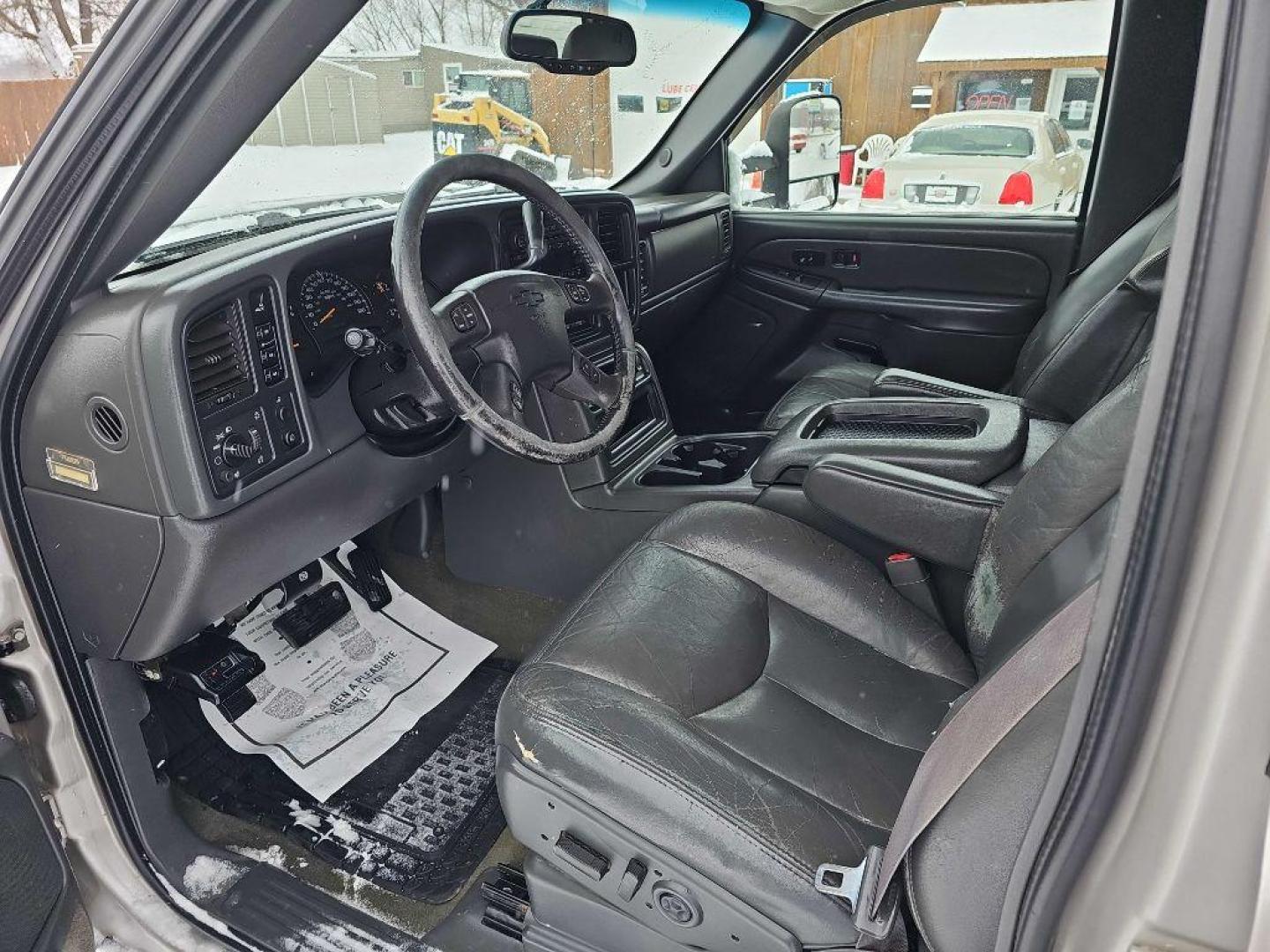 2005 SILVER CHEVROLET SILVERADO 2500 HEAVY DUTY (1GCHK23U65F) with an 6.0L engine, Automatic transmission, located at 495 Old Highway 20 West, South Sioux City, NE, 68776, (402) 494-2677, 42.458408, -96.443512 - Photo#8