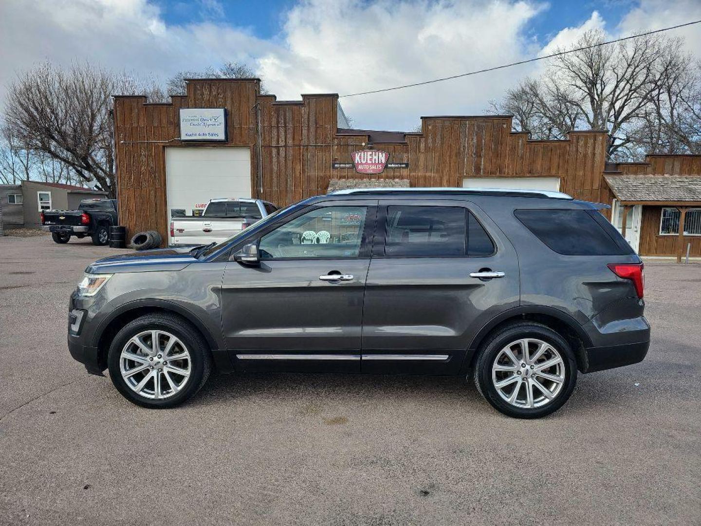 2017 GREY FORD EXPLORER LIMITED (1FM5K8F83HG) with an 3.5L engine, Automatic transmission, located at 495 Old Highway 20 West, South Sioux City, NE, 68776, (402) 494-2677, 42.458408, -96.443512 - Photo#1