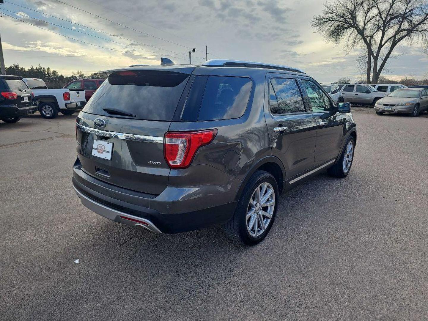 2017 GREY FORD EXPLORER LIMITED (1FM5K8F83HG) with an 3.5L engine, Automatic transmission, located at 495 Old Highway 20 West, South Sioux City, NE, 68776, (402) 494-2677, 42.458408, -96.443512 - Photo#3