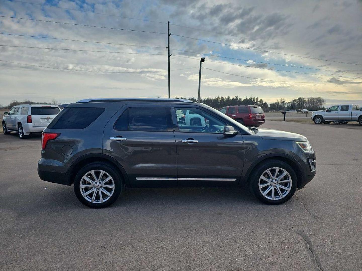 2017 GREY FORD EXPLORER LIMITED (1FM5K8F83HG) with an 3.5L engine, Automatic transmission, located at 495 Old Highway 20 West, South Sioux City, NE, 68776, (402) 494-2677, 42.458408, -96.443512 - Photo#4