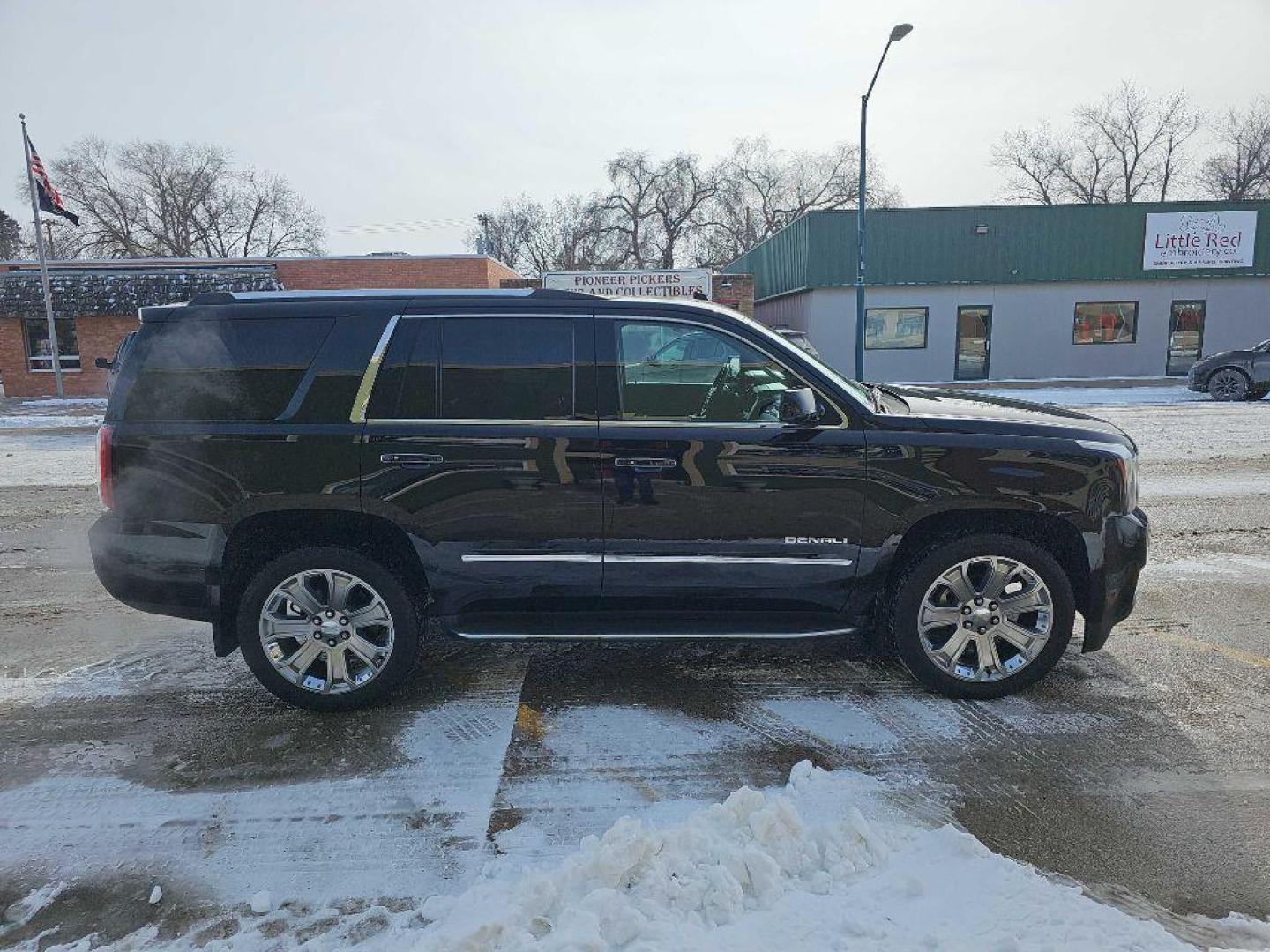 2017 BLACK GMC YUKON DENALI (1GKS2CKJ7HR) with an 6.2L engine, Automatic transmission, located at 495 Old Highway 20 West, South Sioux City, NE, 68776, (402) 494-2677, 42.458408, -96.443512 - Photo#4