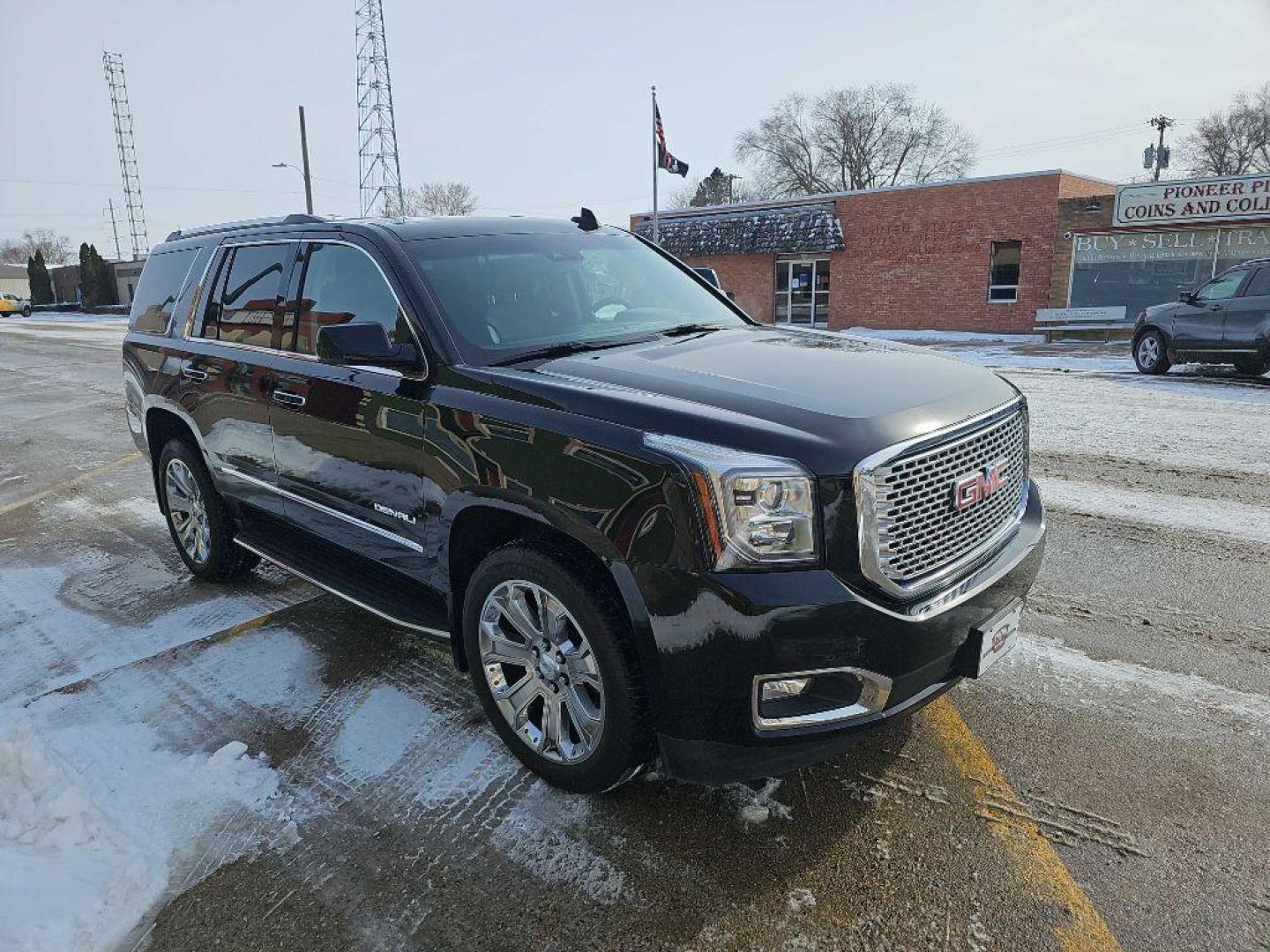 2017 BLACK GMC YUKON DENALI (1GKS2CKJ7HR) with an 6.2L engine, Automatic transmission, located at 495 Old Highway 20 West, South Sioux City, NE, 68776, (402) 494-2677, 42.458408, -96.443512 - Photo#5