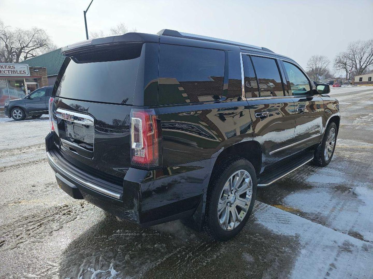 2017 BLACK GMC YUKON DENALI (1GKS2CKJ7HR) with an 6.2L engine, Automatic transmission, located at 495 Old Highway 20 West, South Sioux City, NE, 68776, (402) 494-2677, 42.458408, -96.443512 - Photo#3