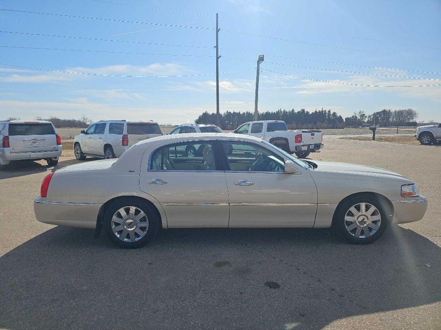 2003 WHITE LINCOLN TOWN CAR CARTIER (1LNHM83W13Y) with an 4.6L engine, Automatic transmission, located at 495 Old Highway 20 West, South Sioux City, NE, 68776, (402) 494-2677, 42.458408, -96.443512 - Photo#0