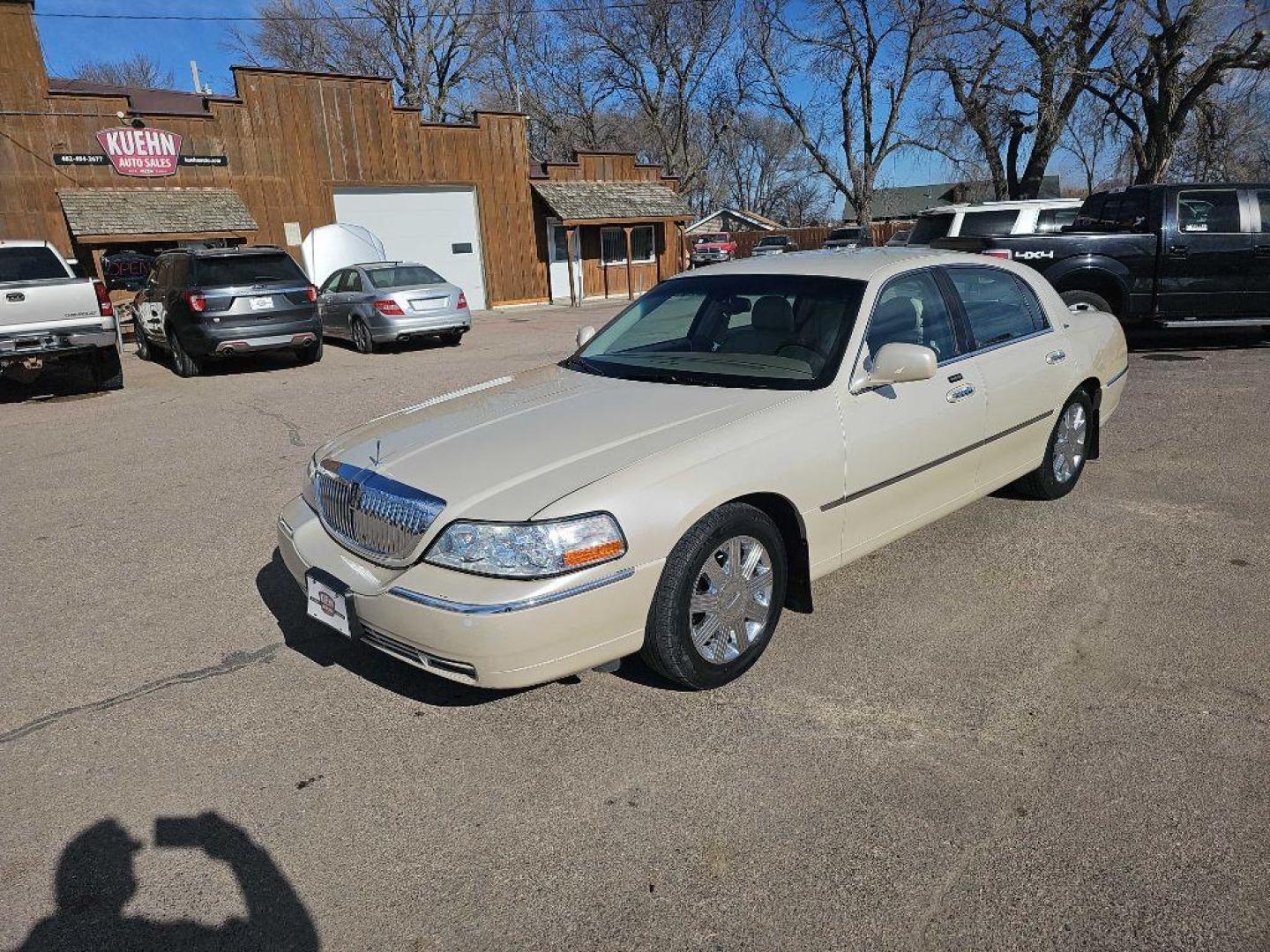 2003 WHITE LINCOLN TOWN CAR CARTIER (1LNHM83W13Y) with an 4.6L engine, Automatic transmission, located at 495 Old Highway 20 West, South Sioux City, NE, 68776, (402) 494-2677, 42.458408, -96.443512 - Photo#1