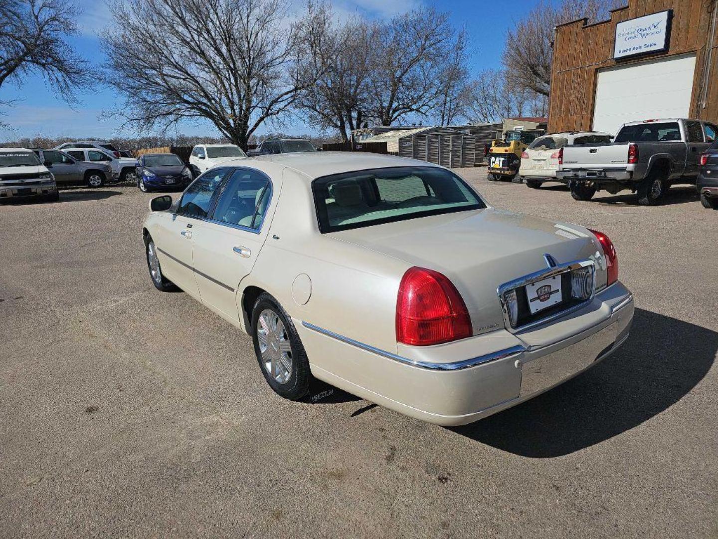 2003 WHITE LINCOLN TOWN CAR CARTIER (1LNHM83W13Y) with an 4.6L engine, Automatic transmission, located at 495 Old Highway 20 West, South Sioux City, NE, 68776, (402) 494-2677, 42.458408, -96.443512 - Photo#2