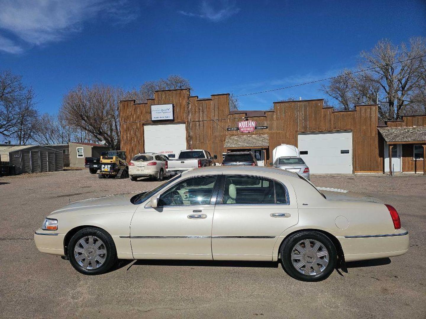 2003 WHITE LINCOLN TOWN CAR CARTIER (1LNHM83W13Y) with an 4.6L engine, Automatic transmission, located at 495 Old Highway 20 West, South Sioux City, NE, 68776, (402) 494-2677, 42.458408, -96.443512 - Photo#3