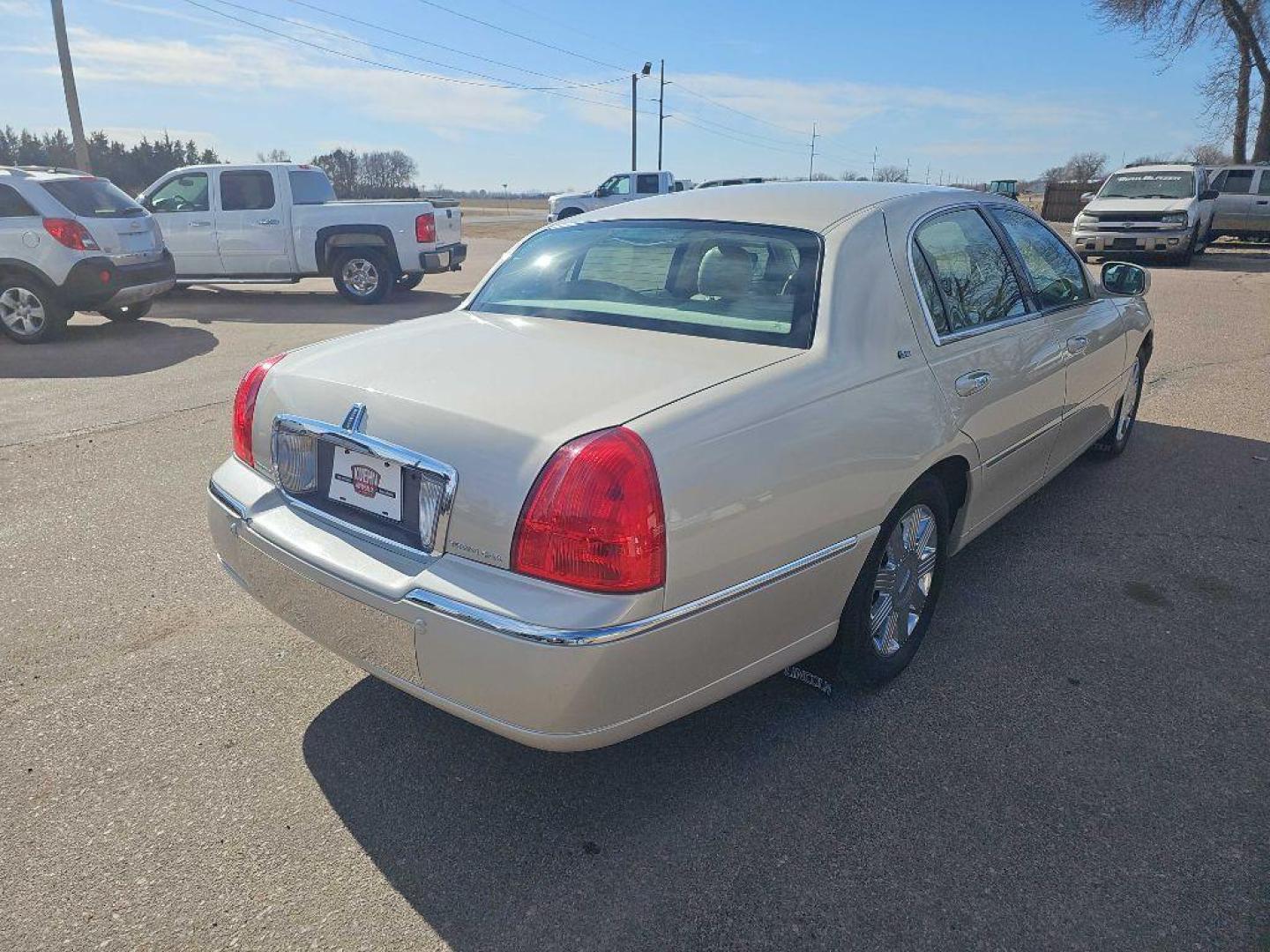 2003 WHITE LINCOLN TOWN CAR CARTIER (1LNHM83W13Y) with an 4.6L engine, Automatic transmission, located at 495 Old Highway 20 West, South Sioux City, NE, 68776, (402) 494-2677, 42.458408, -96.443512 - Photo#7